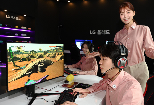 21일 서울 삼성동 코엑스에서 열린 '월드IT쇼 2021' LG전자관에서 관람객들이 몰입감 넘치는 게이밍 성능을 즐길 수 있는 48인치 LG 올레드 TV와 LG 울트라기어 게이밍 모니터로 최신 게임을 체험해보고 있다. <LG전자 제공>